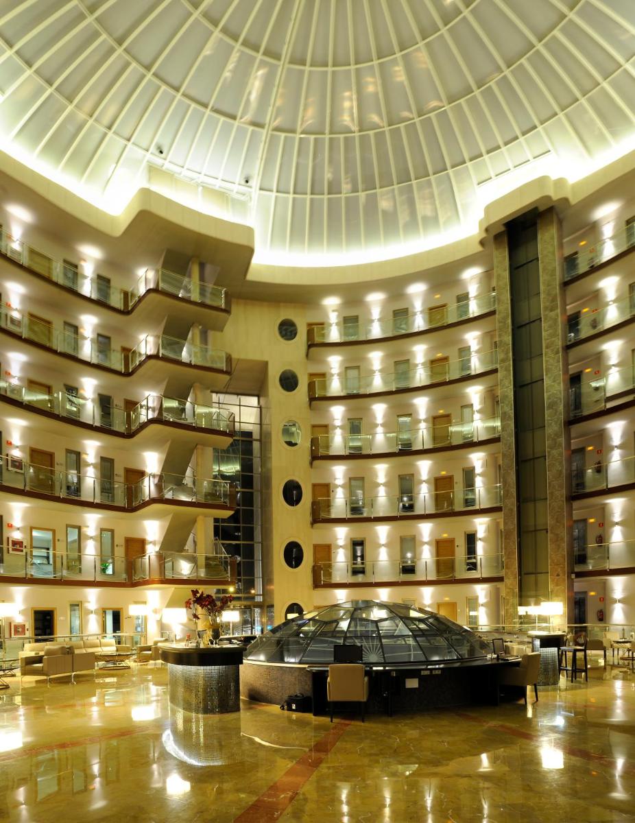 un gran edificio con techo abovedado en un vestíbulo en Cumbria Spa Hotel 3* Sup, en Ciudad Real
