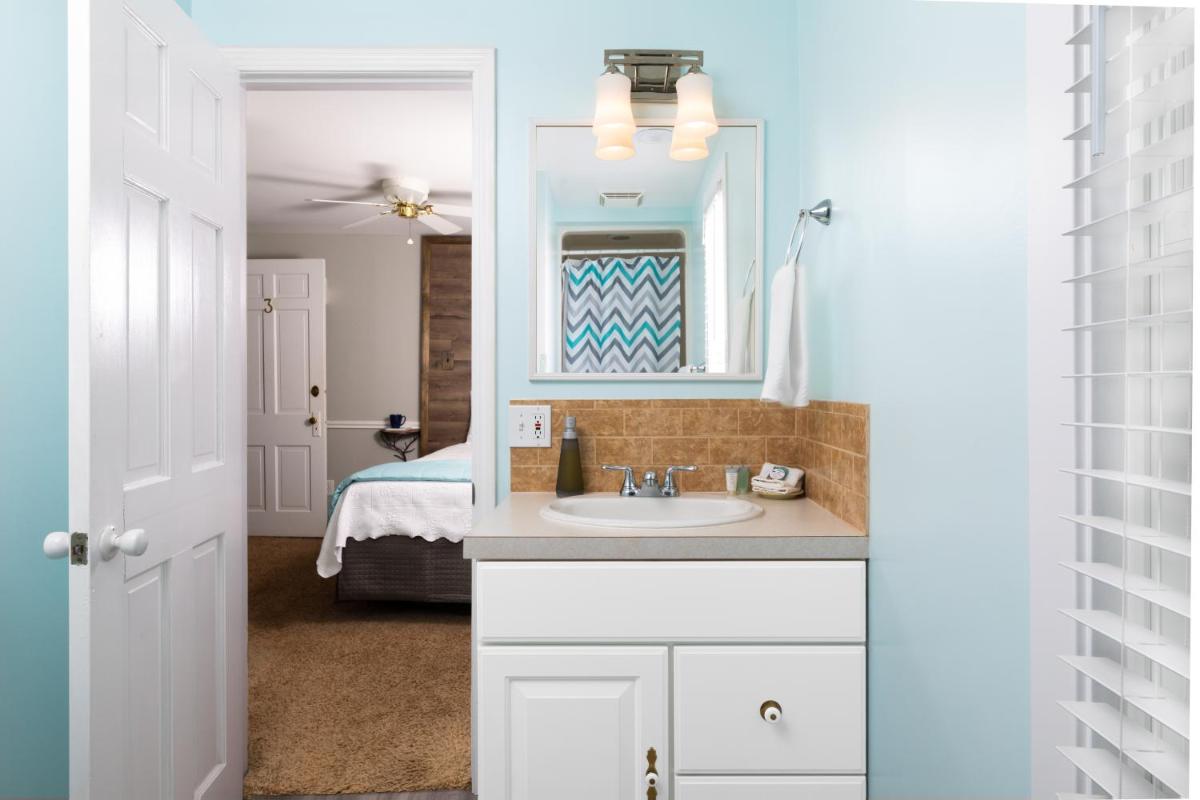 Looking Glass Beachfront Inn - Housity