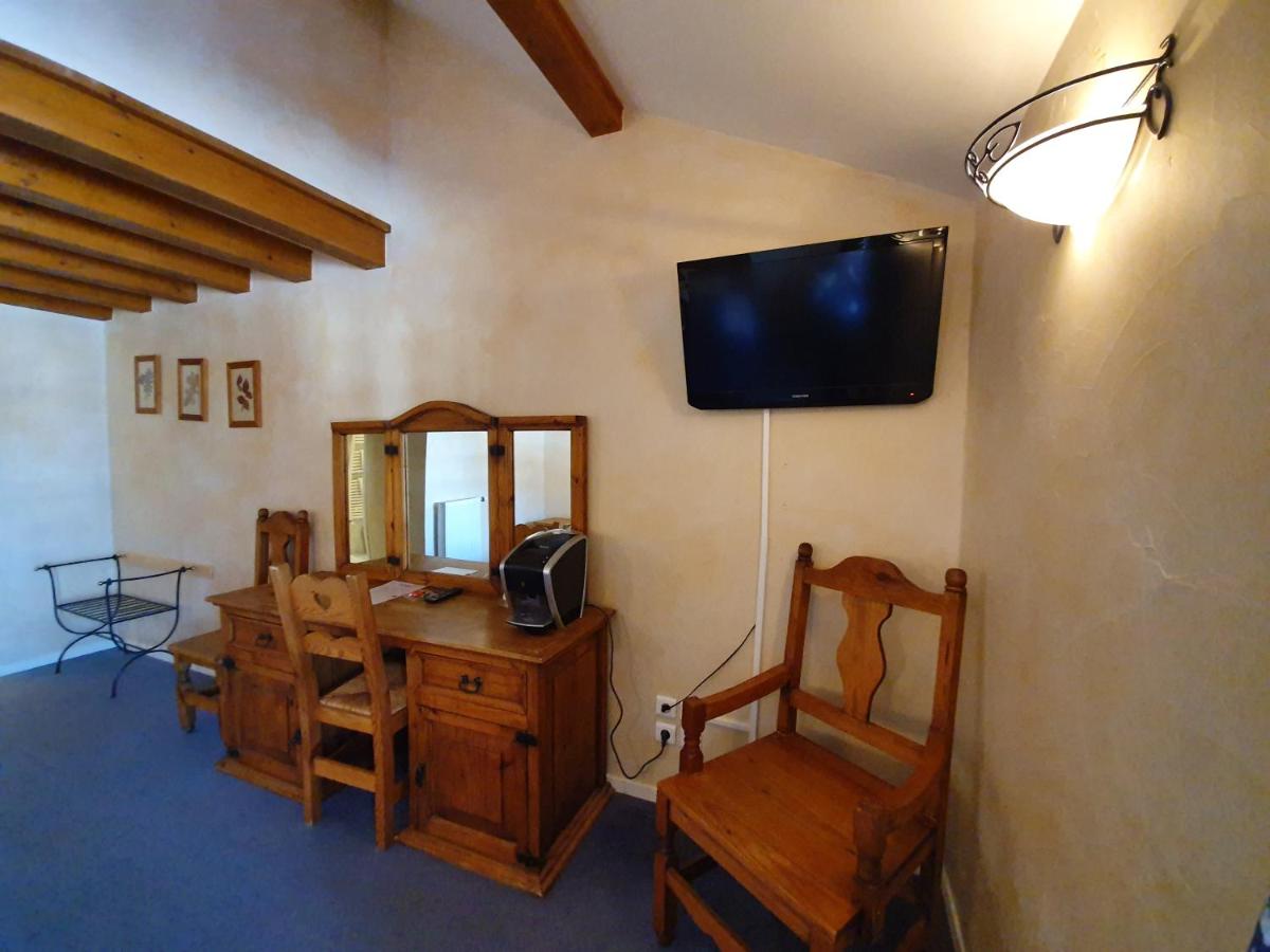 Télévision ou salle de divertissement dans l'établissement Le Chalet Suisse
