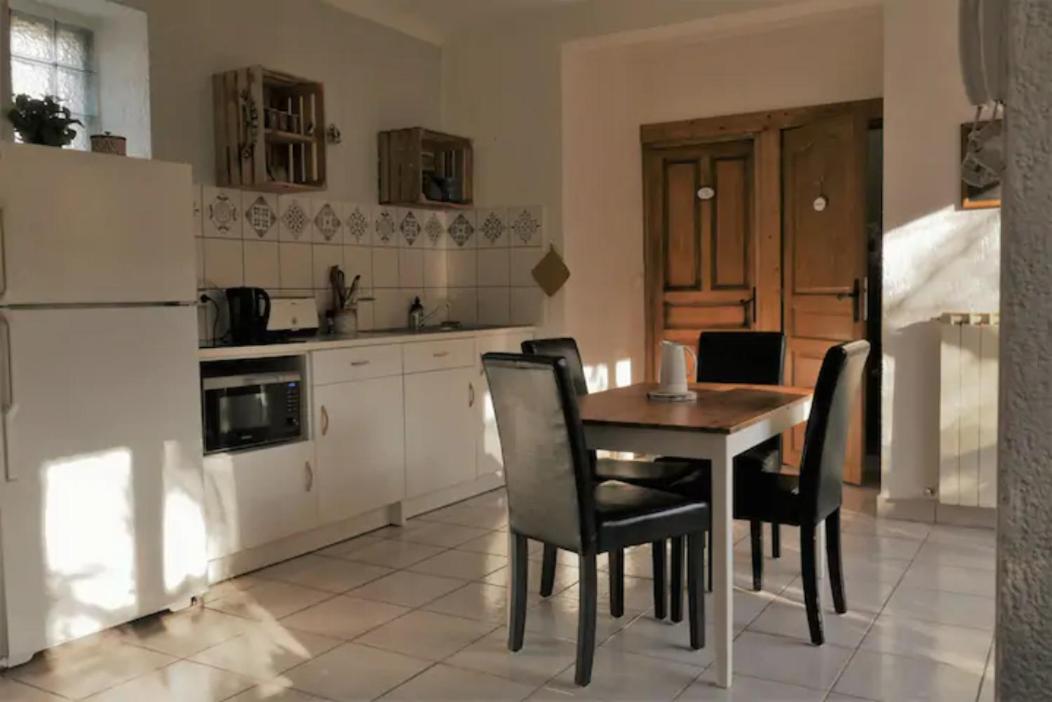 Gites de la Lurette - agréable T2 indépendant dans cadre calme et verdoyant - Housity