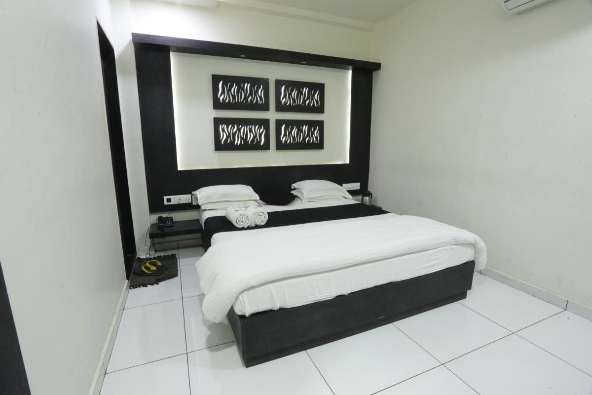 Hotel Paramount Inn - Housity
