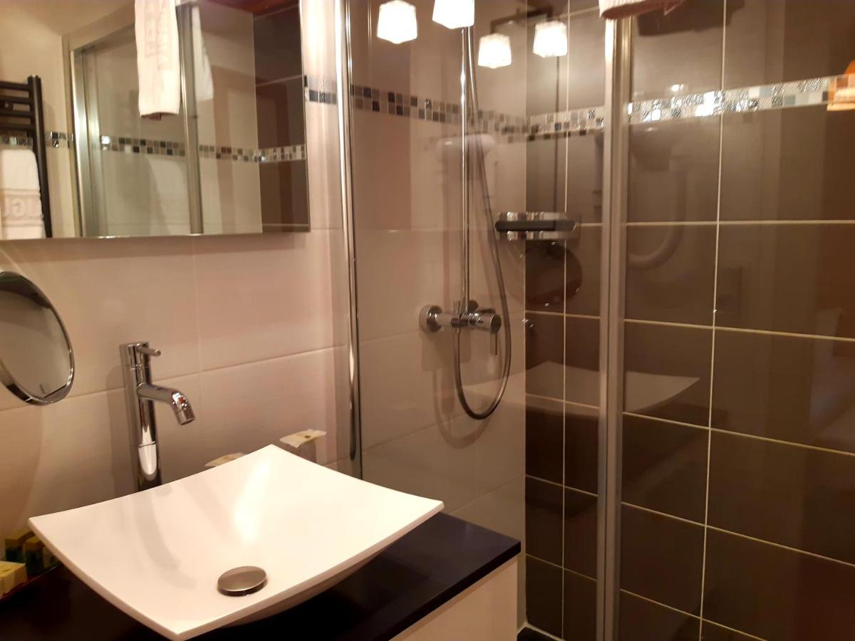 Salle de bains dans l'établissement Aiguille du Midi - Hôtel & Restaurant