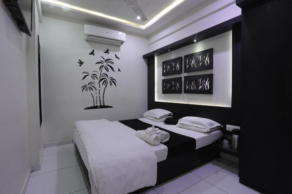 Hotel Paramount Inn - Housity
