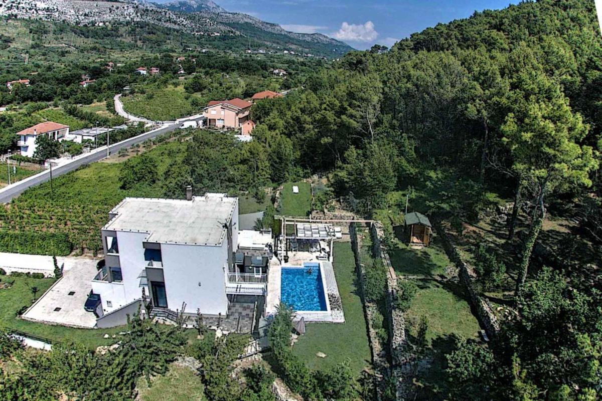 Vacation location Oblik Season 2023 for Villa Oblik eng Shape 10 year anniversary of continuous improvement in the accommodation pleasure with all satisfied guests - Housity
