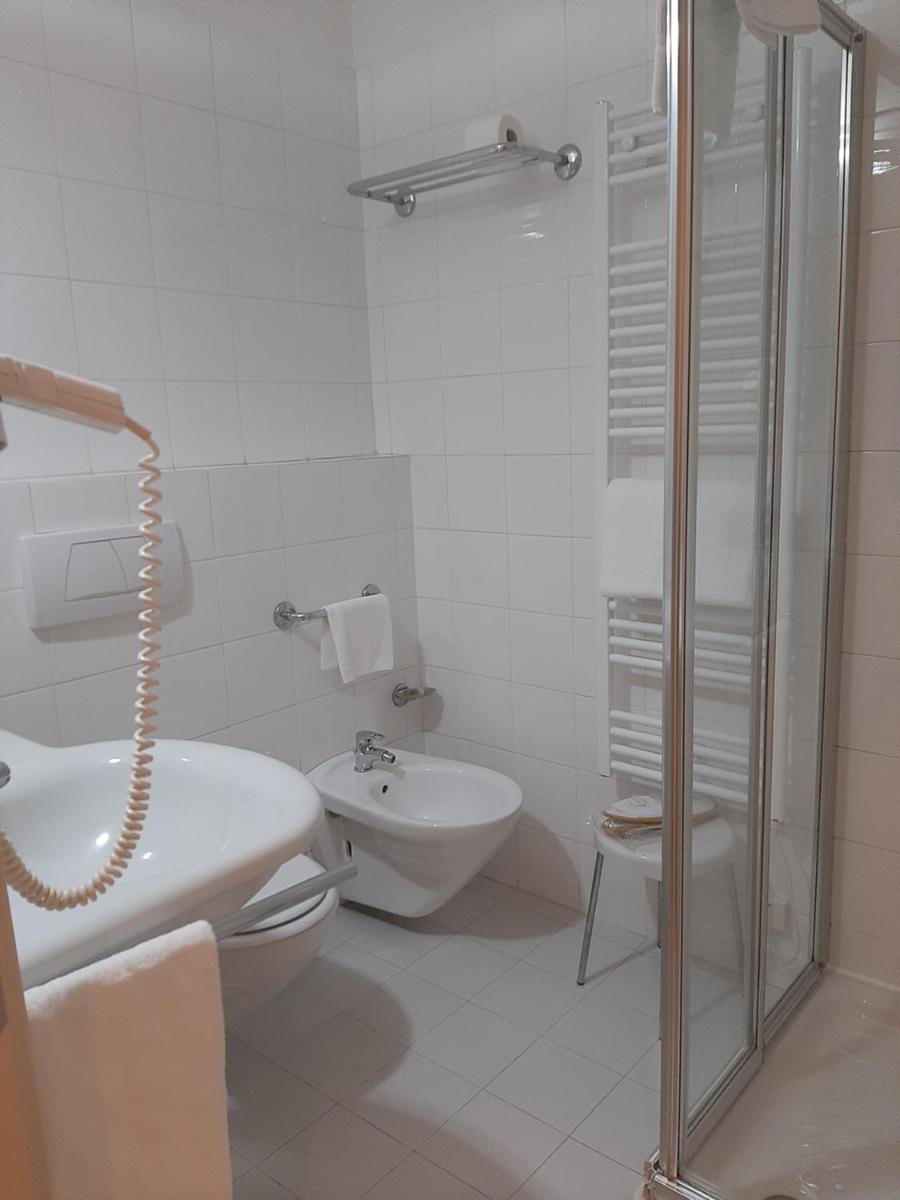 Hotel Chiaraluna - Housity