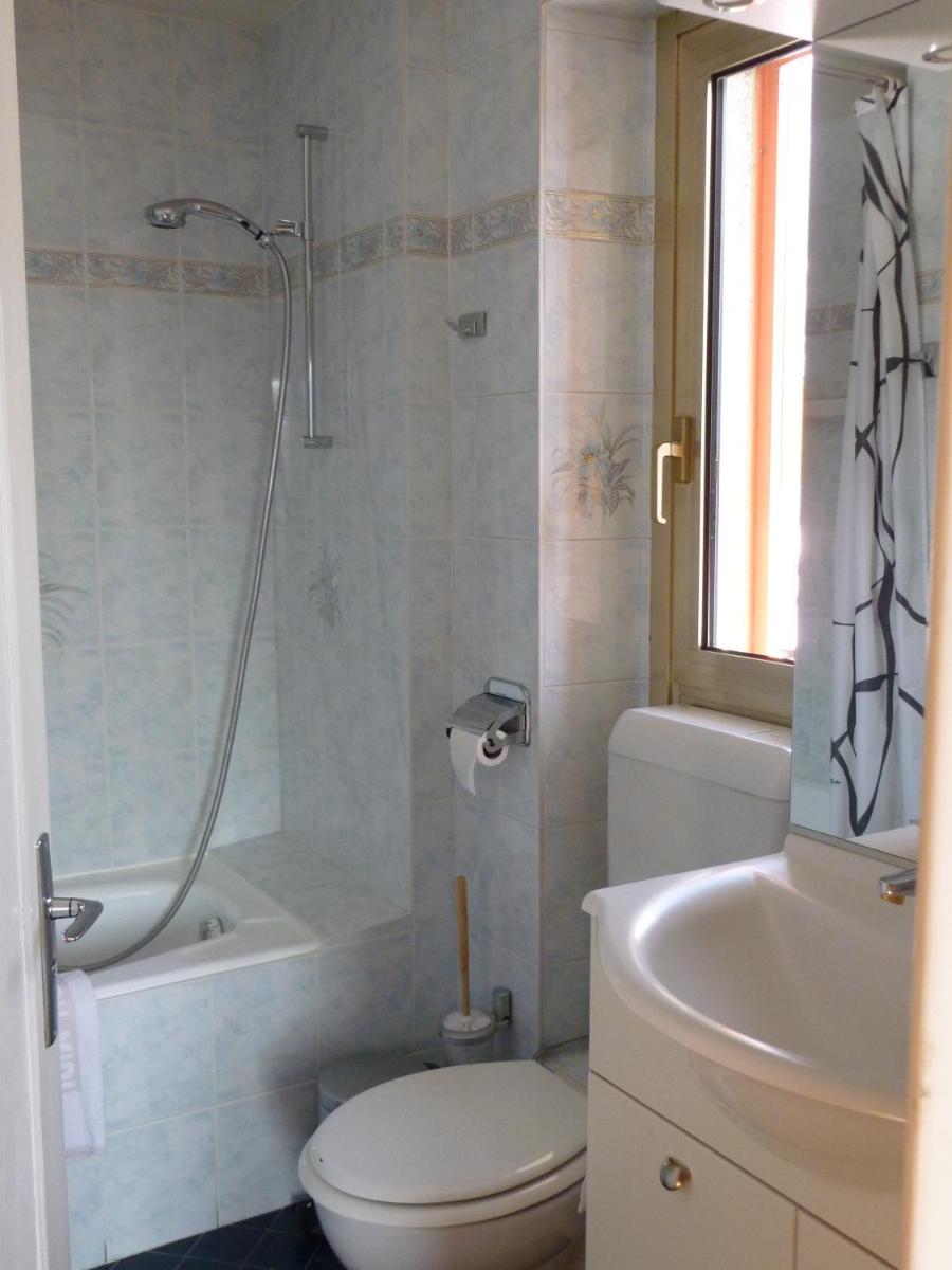 Salle de bains dans l'établissement Aiguille du Midi - Hôtel & Restaurant