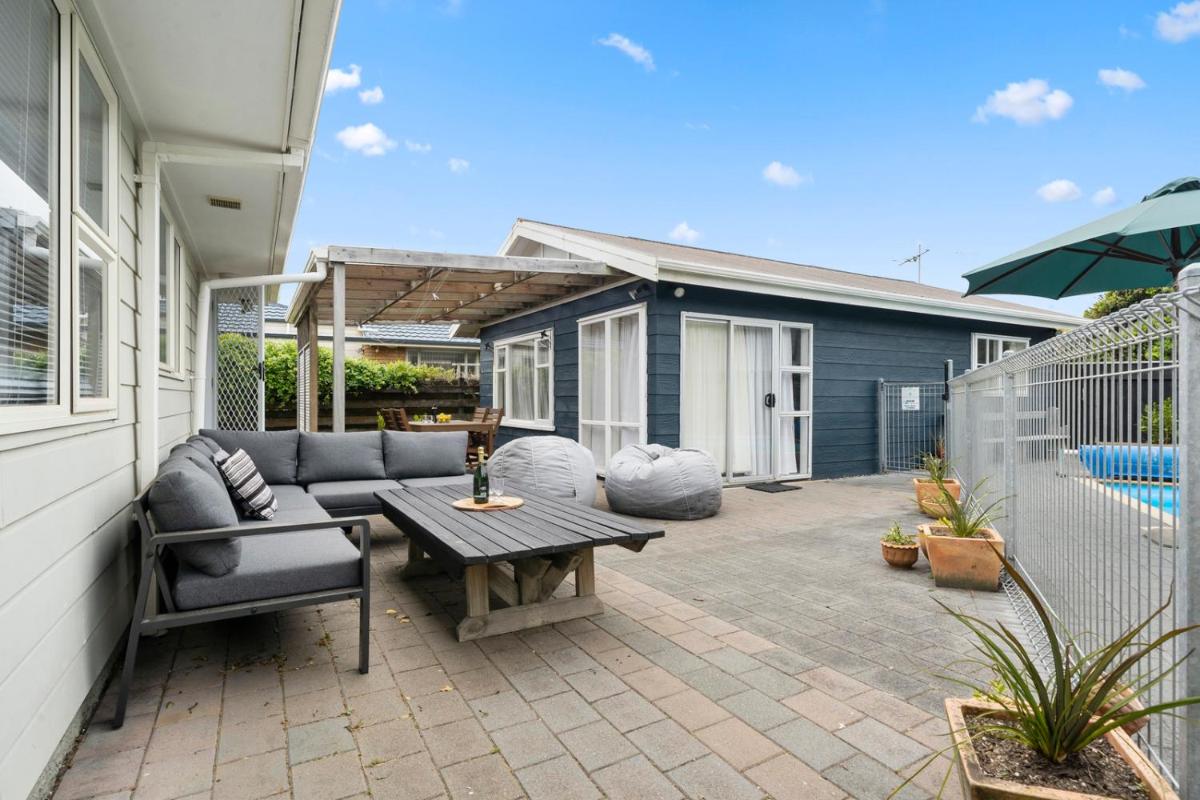 Bare Feet Retreat - Waikanae Beach Holiday Home - Housity