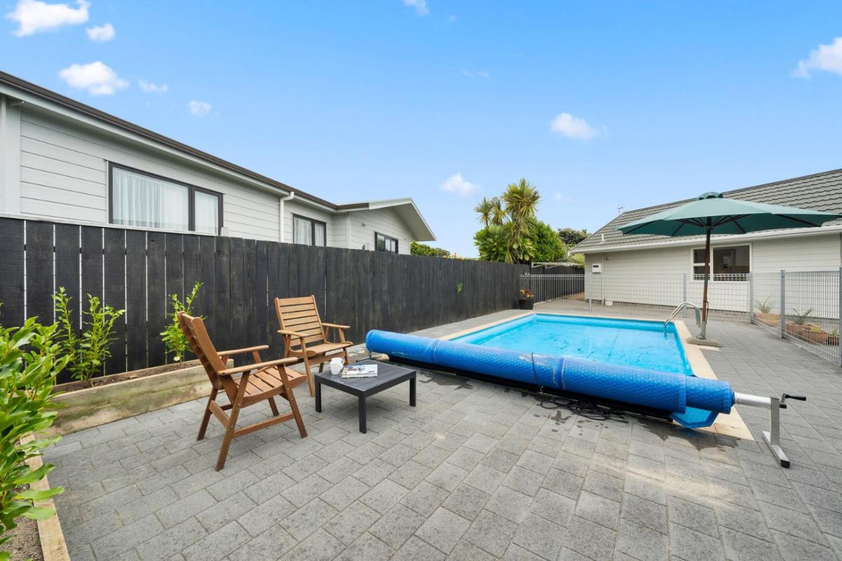 Bare Feet Retreat - Waikanae Beach Holiday Home - Housity