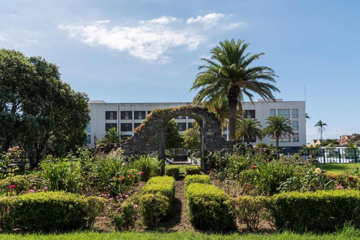 Um jardim no exterior de Azoris Royal Garden – Leisure & Conference Hotel
