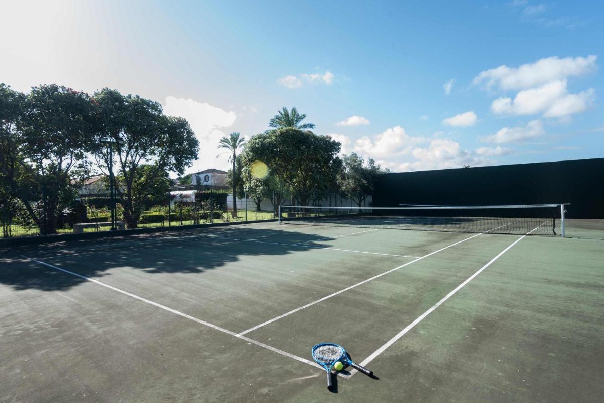 Comodidades para jogar ténis e squash em Azoris Royal Garden – Leisure & Conference Hotel ou nas proximidades