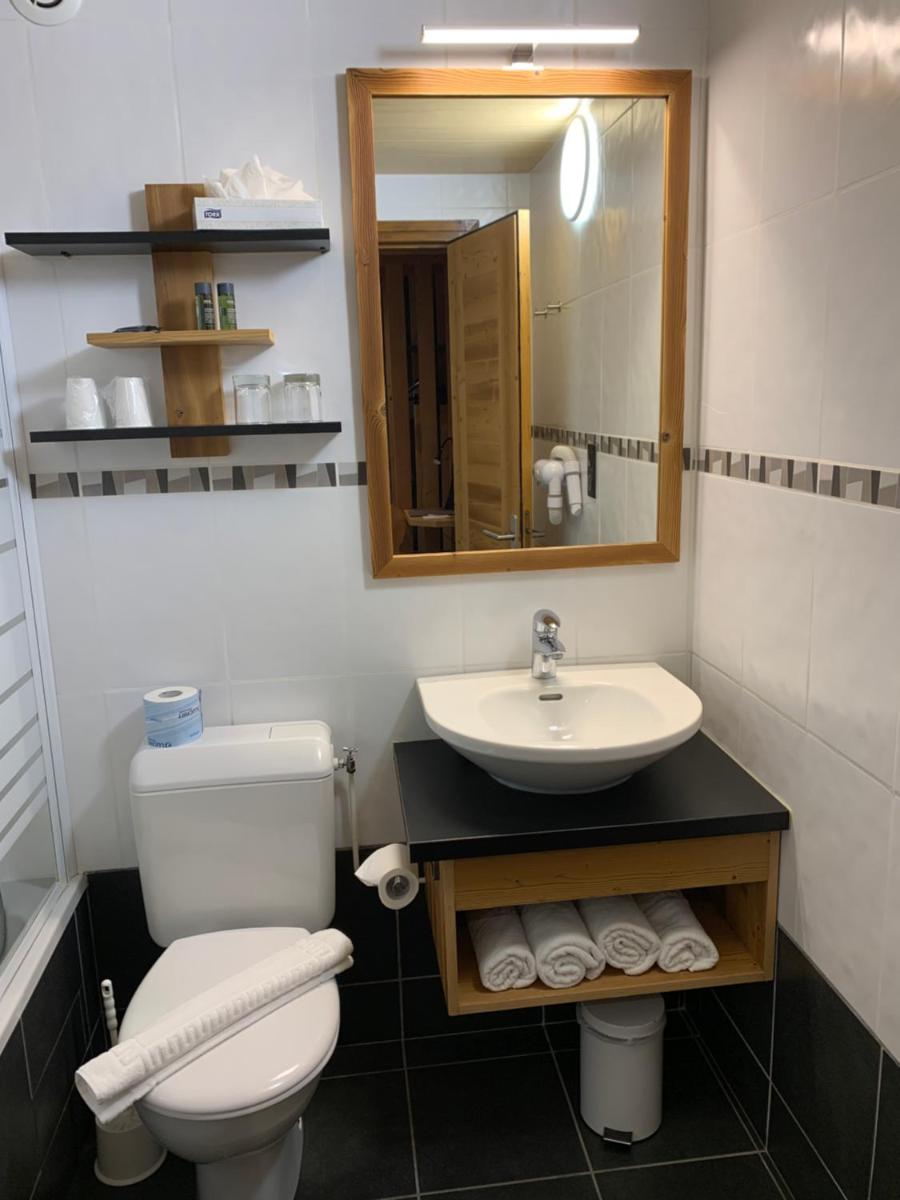 Salle de bains dans l'établissement Hameau des Prodains - Hôtel