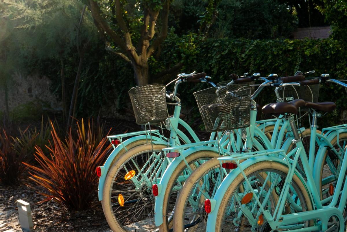 Um jardim no exterior de Vila Foz Hotel & SPA - member of Design Hotels