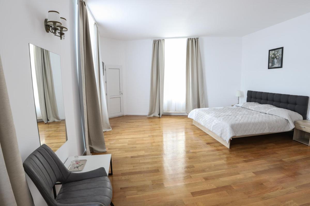 Floasiu Residence Guesthouse - Housity