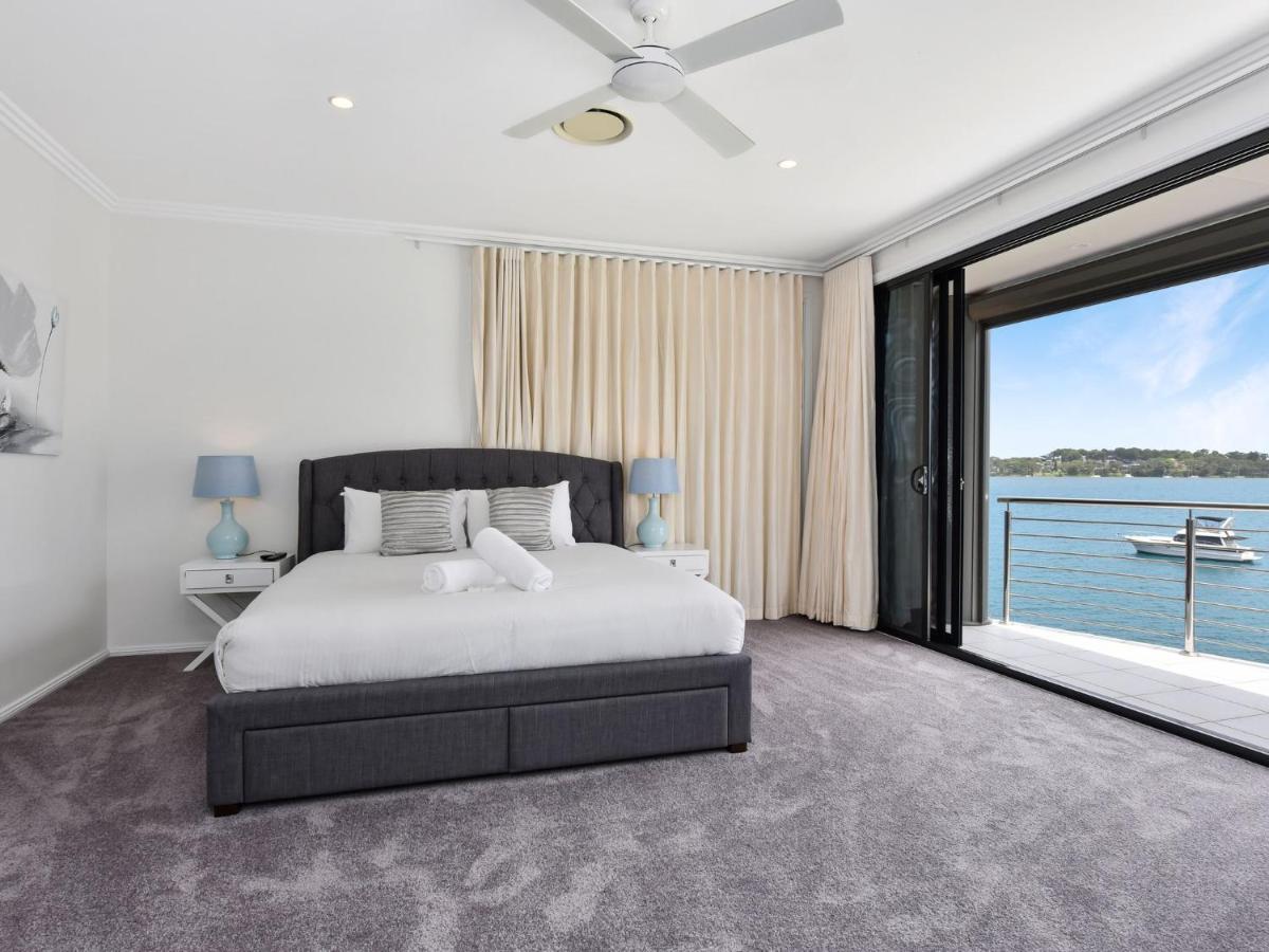 Sealand Lake House Stunning Absolute Waterfront - Housity