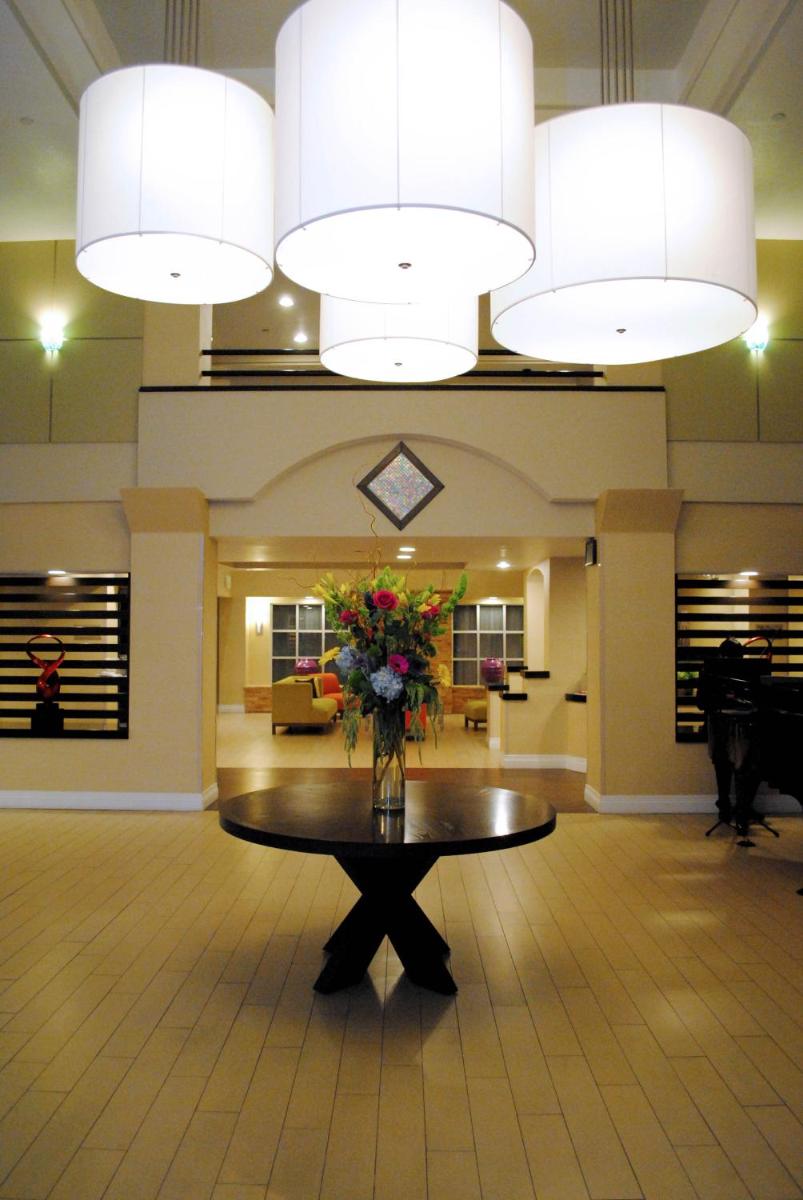 DoubleTree by Hilton Chatsworth - Housity