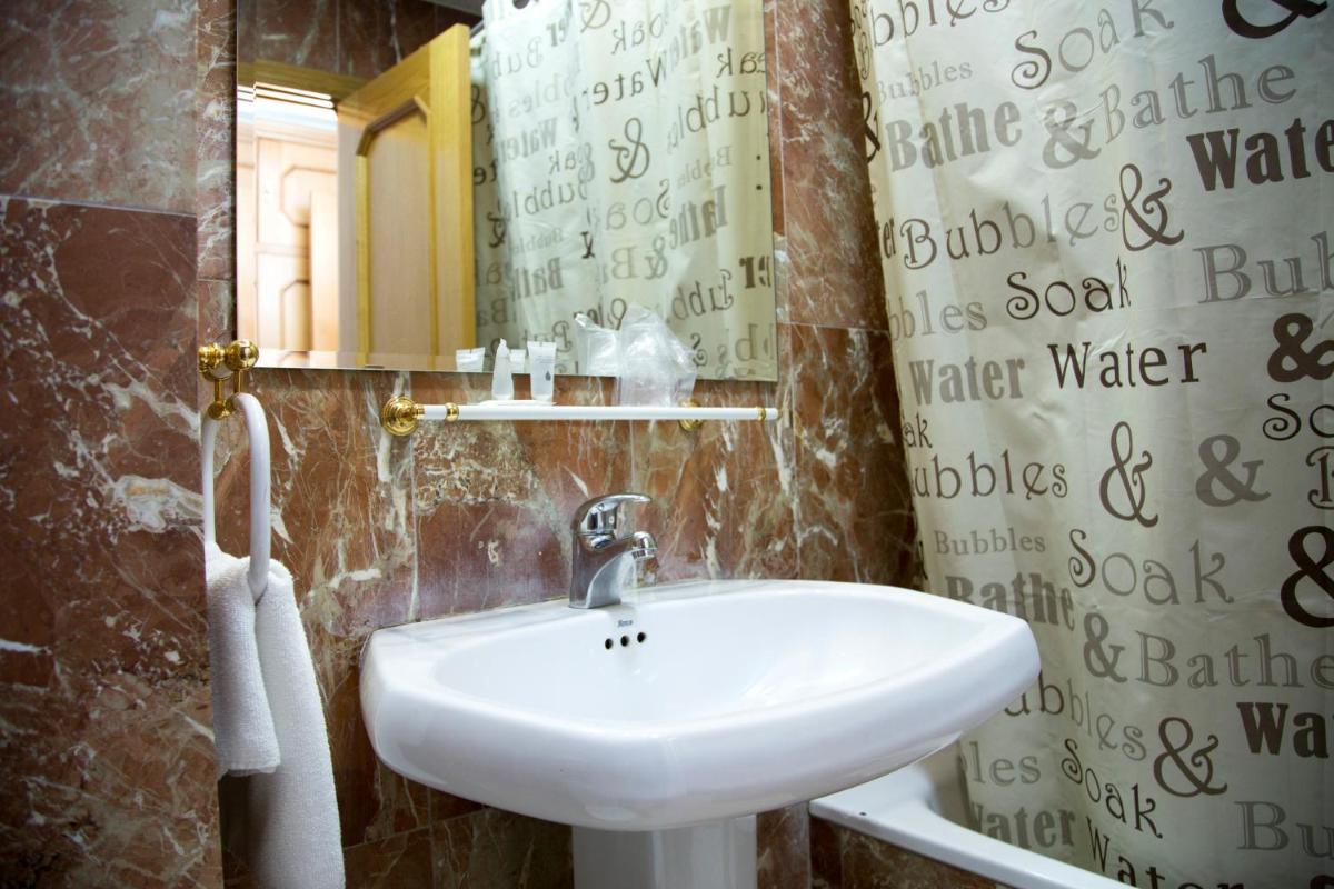 Hotel Reina Victoria - Housity
