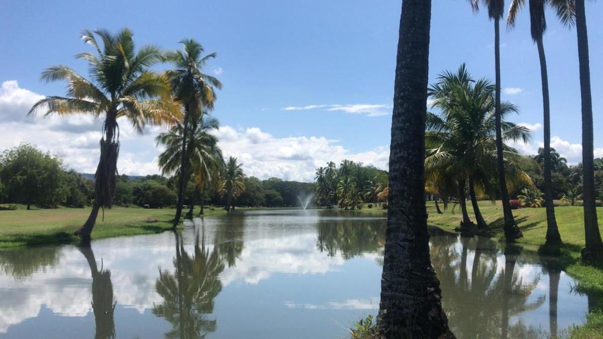 HERMOSA CASAQUINTA FAMILIAR CONDOMINIO CAMPESTRE EL PEÑON Piscina Privada Campo de Golf - Housity