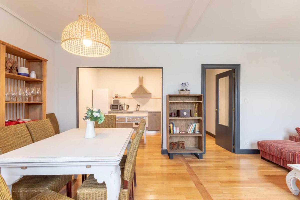 Apartamento KUIA con vistas frontales a la Ría de Bilbao cerca del metro - Housity