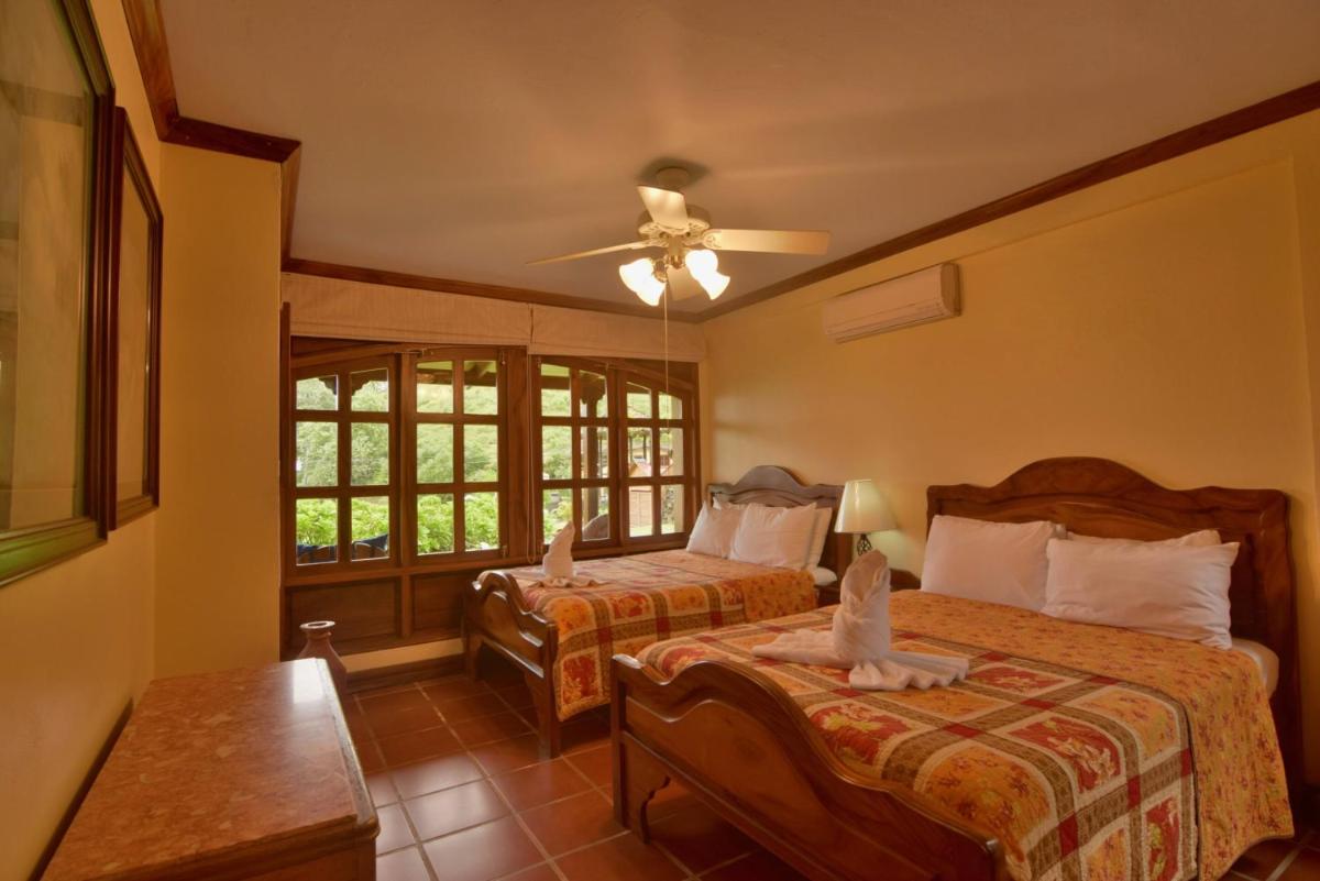 Majestic Lodge Luxury and Spacious Home with Private Pool and Jacuzzi - Housity