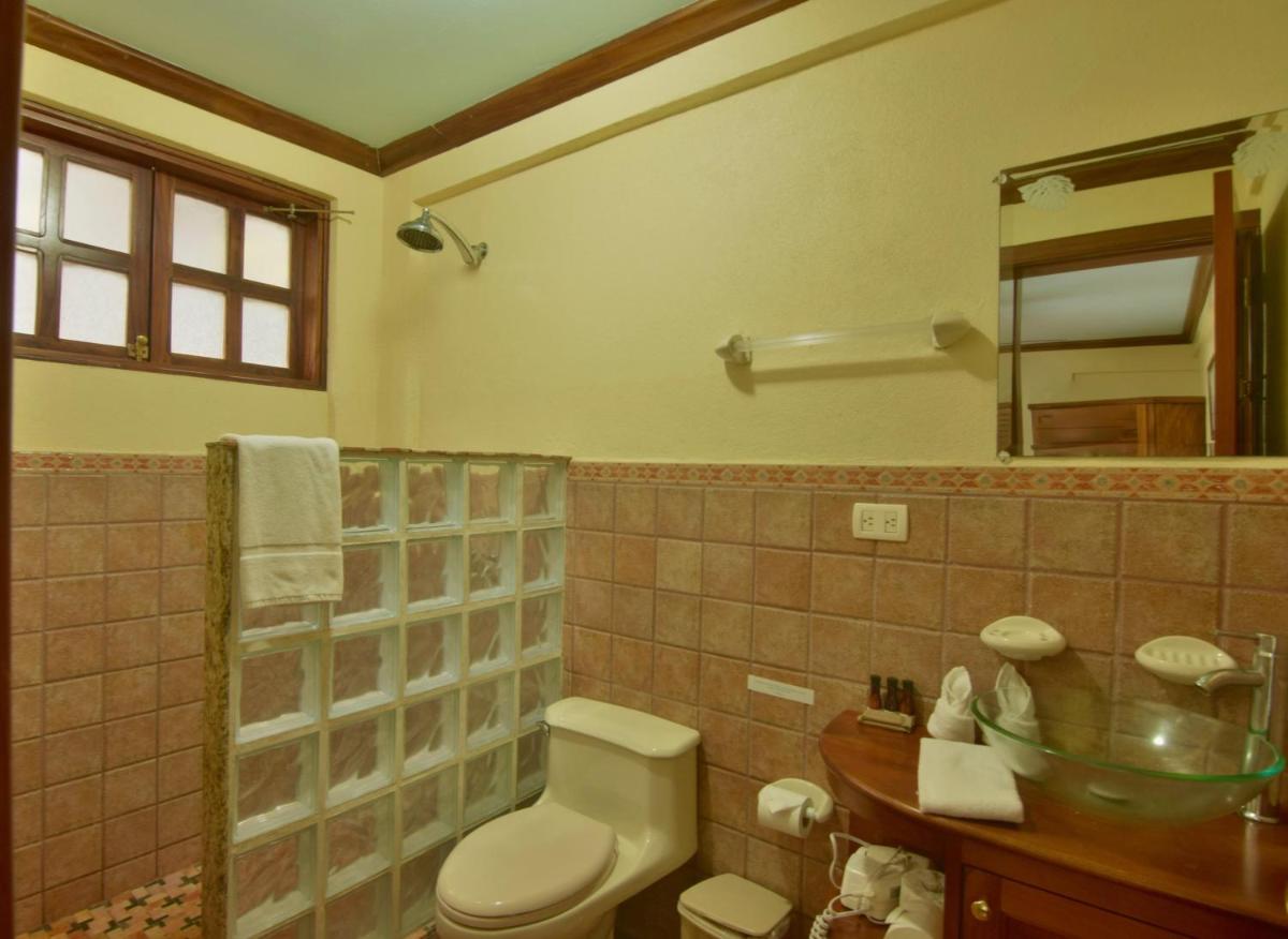 Majestic Lodge Luxury and Spacious Home with Private Pool and Jacuzzi - Housity