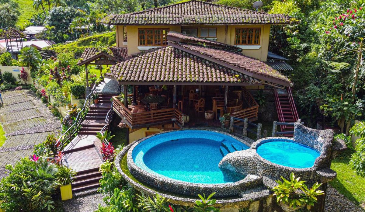 Majestic Lodge Luxury and Spacious Home with Private Pool and Jacuzzi - Housity