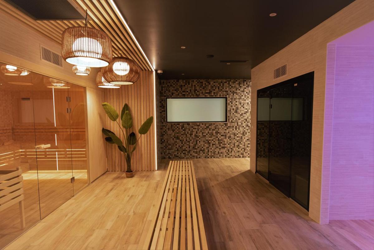 Télévision ou salle de divertissement dans l'établissement PADJA Hôtel & Spa Vannes