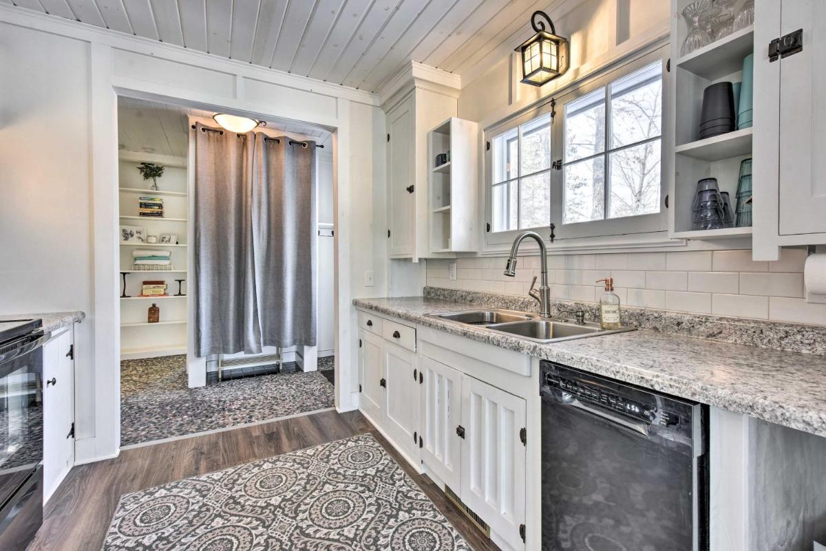 Couples Cabin - Upper Unit with Deck on Eagle Lake - Housity
