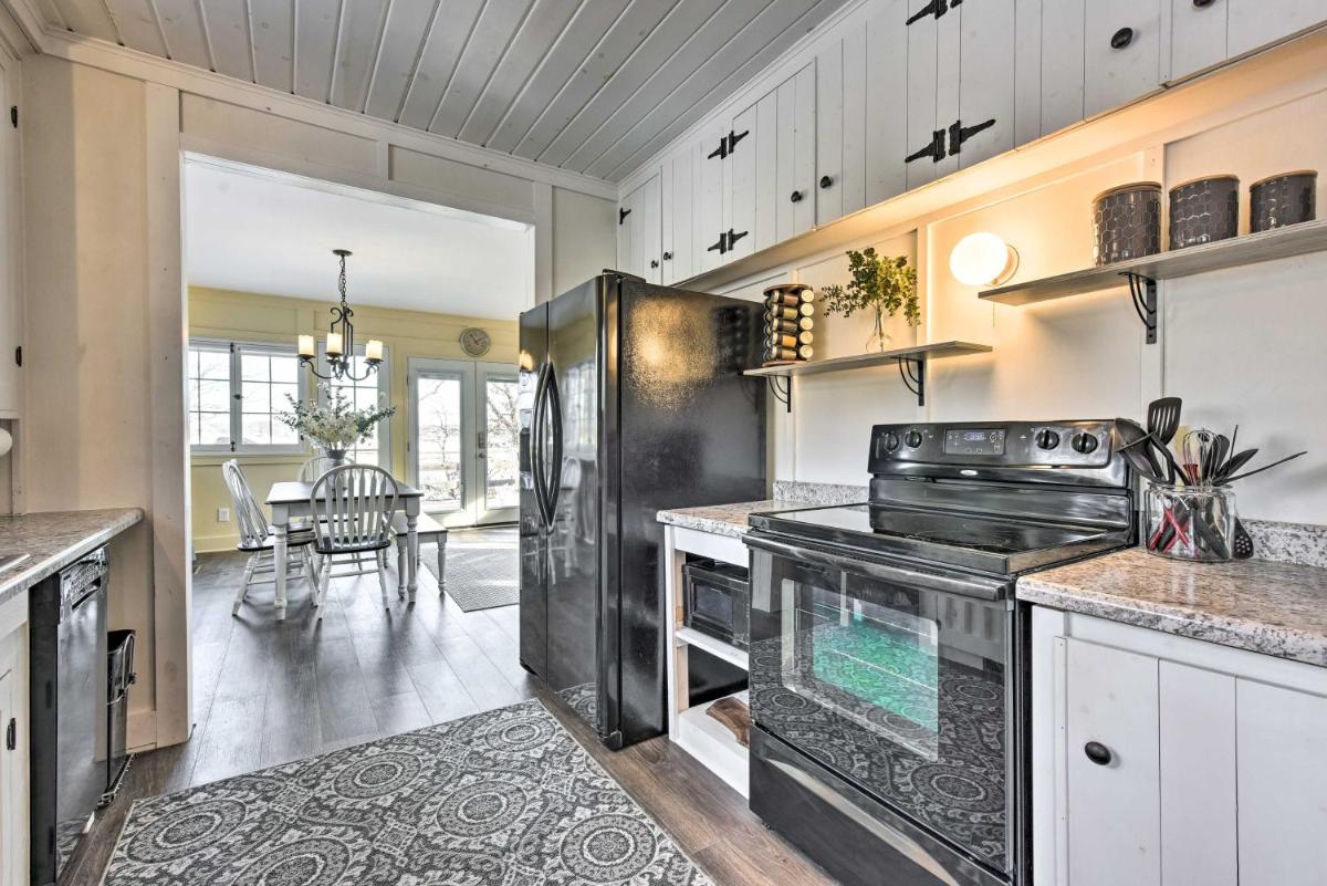 Couples Cabin - Upper Unit with Deck on Eagle Lake - Housity