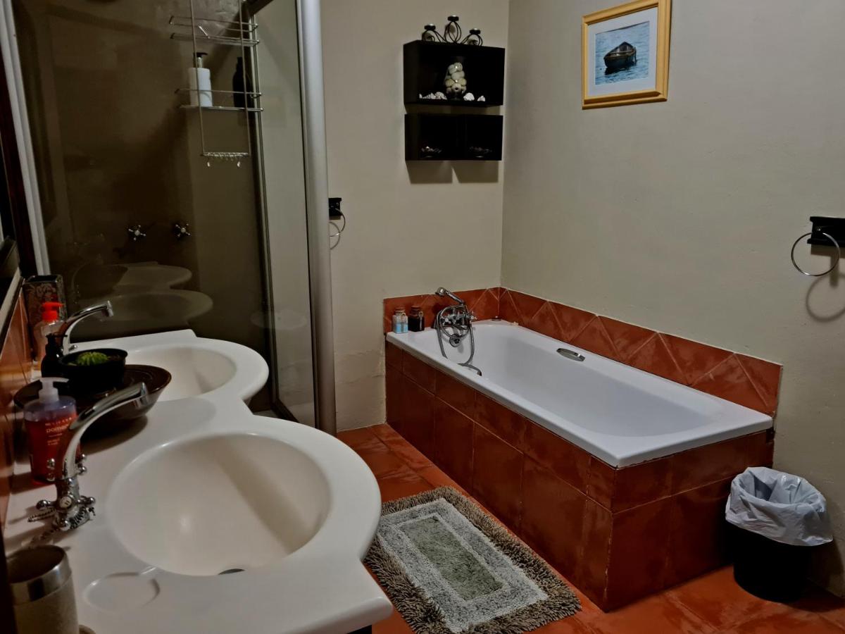 Walkerbay Accommodation - Housity
