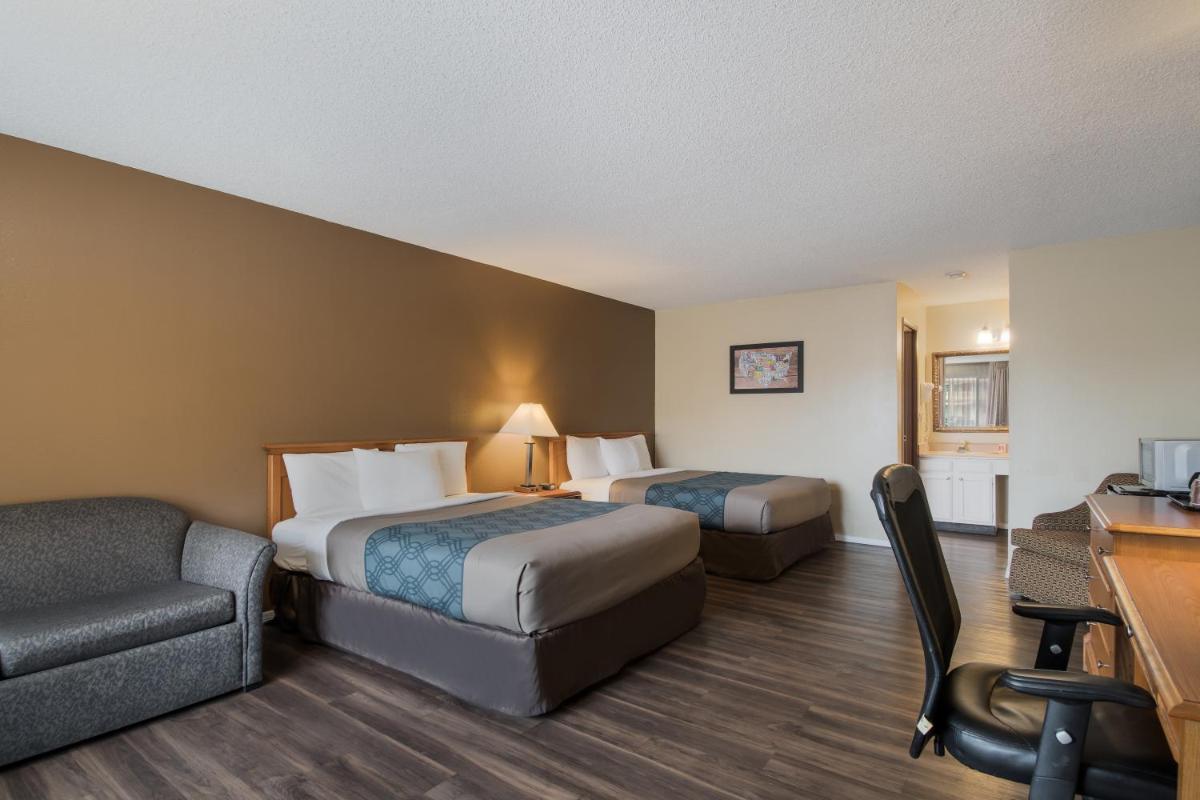 Econo Lodge Inn & Suites - Housity
