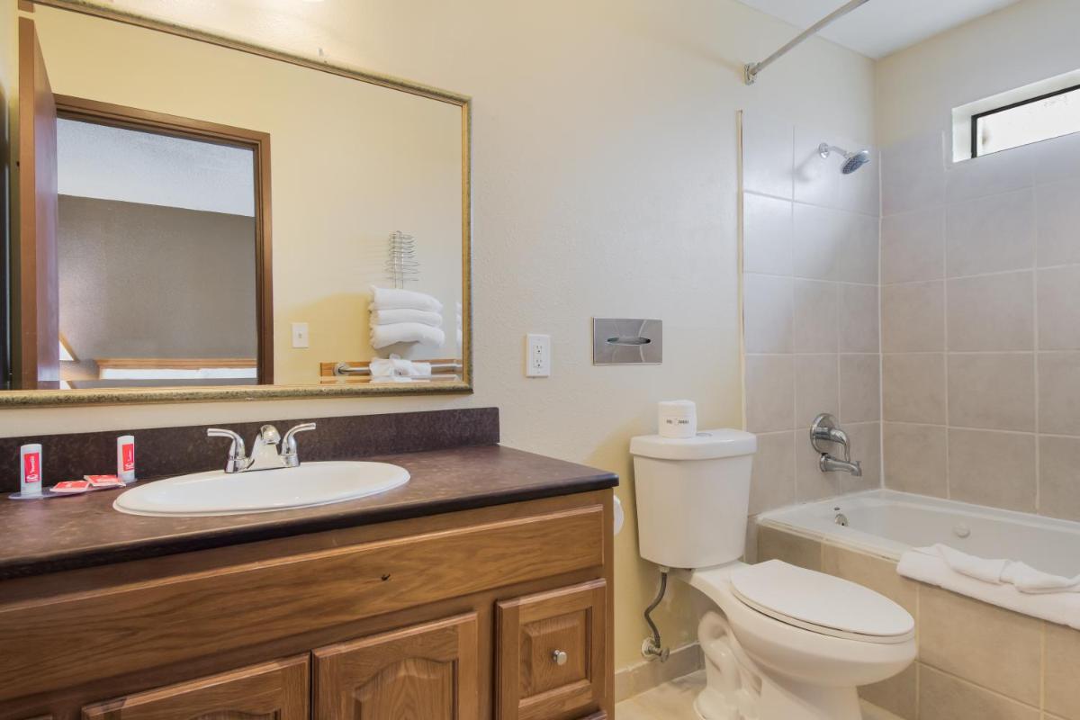 Econo Lodge Inn & Suites - Housity
