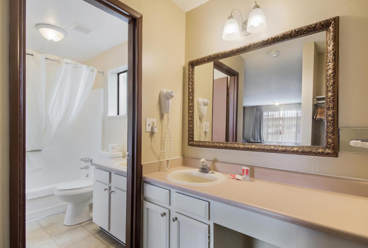 Econo Lodge Inn & Suites - Housity