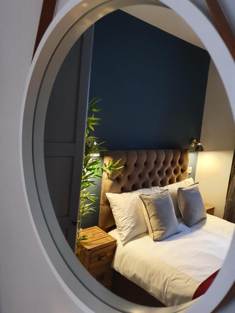 The Aviator - Stunning 1 bed with large balcony - Housity