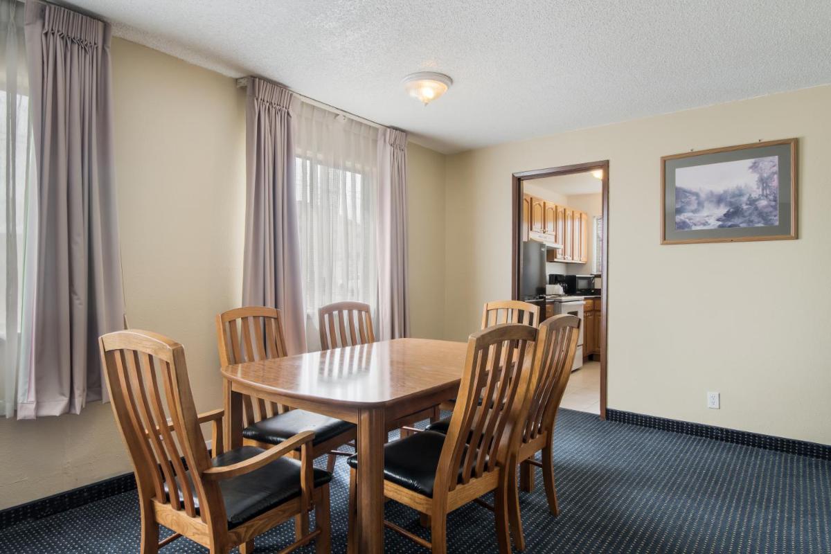 Econo Lodge Inn & Suites - Housity