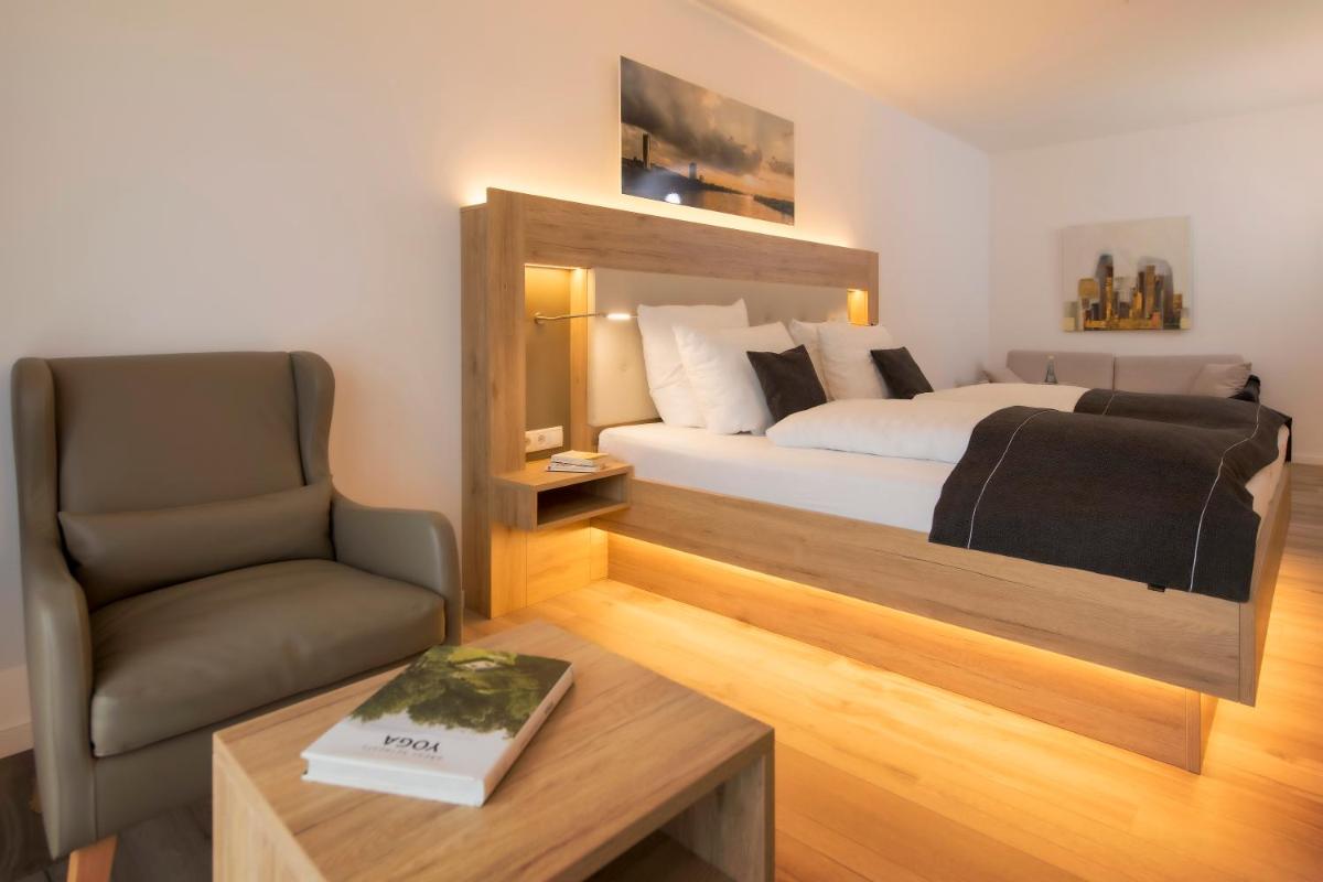 Four Stars by City Hotel - Housity