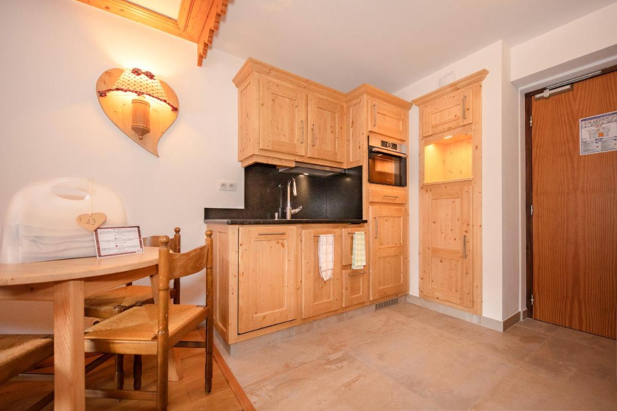 Cuisine ou kitchenette dans l'établissement Chalet-Hôtel Neige et Roc, The Originals Relais