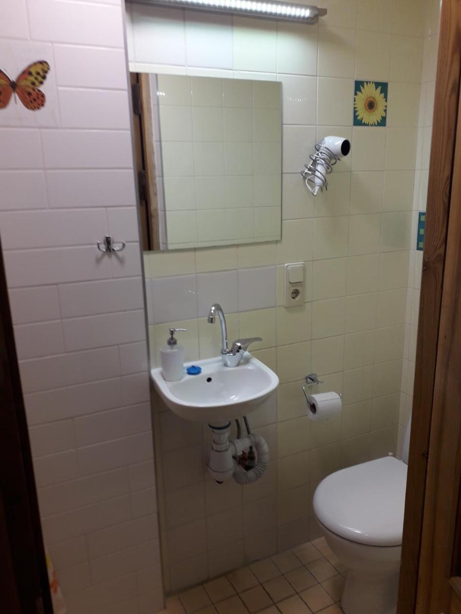 Small room with a private external bathroom - Housity