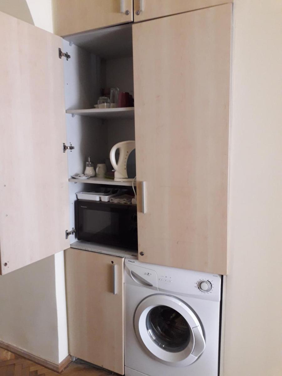 Small room with a private external bathroom - Housity