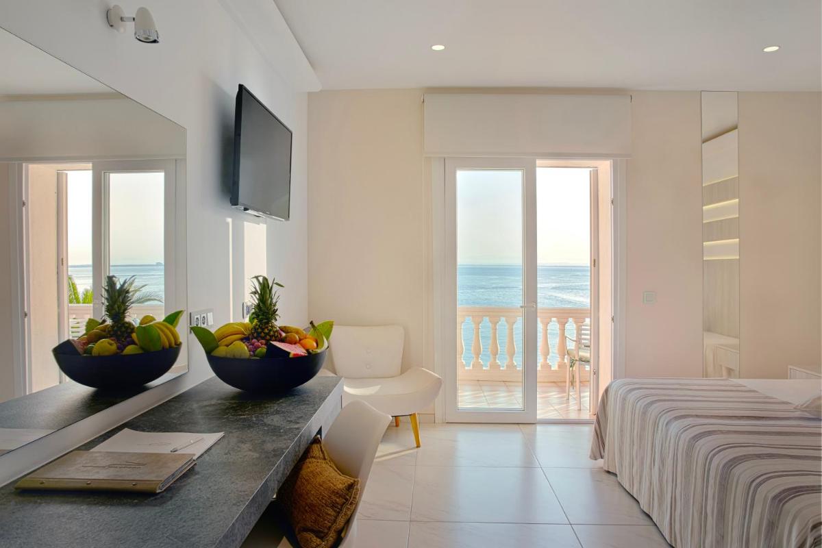 Un dormitorio con una mesa con fruta encima. en Hotel Vistabella, en Roses