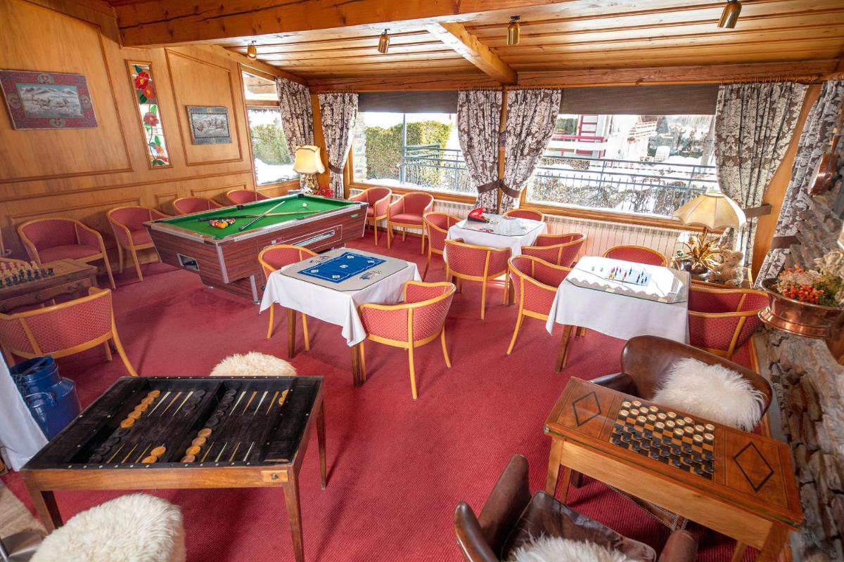 Billard dans l'établissement Chalet-Hôtel Neige et Roc, The Originals Relais