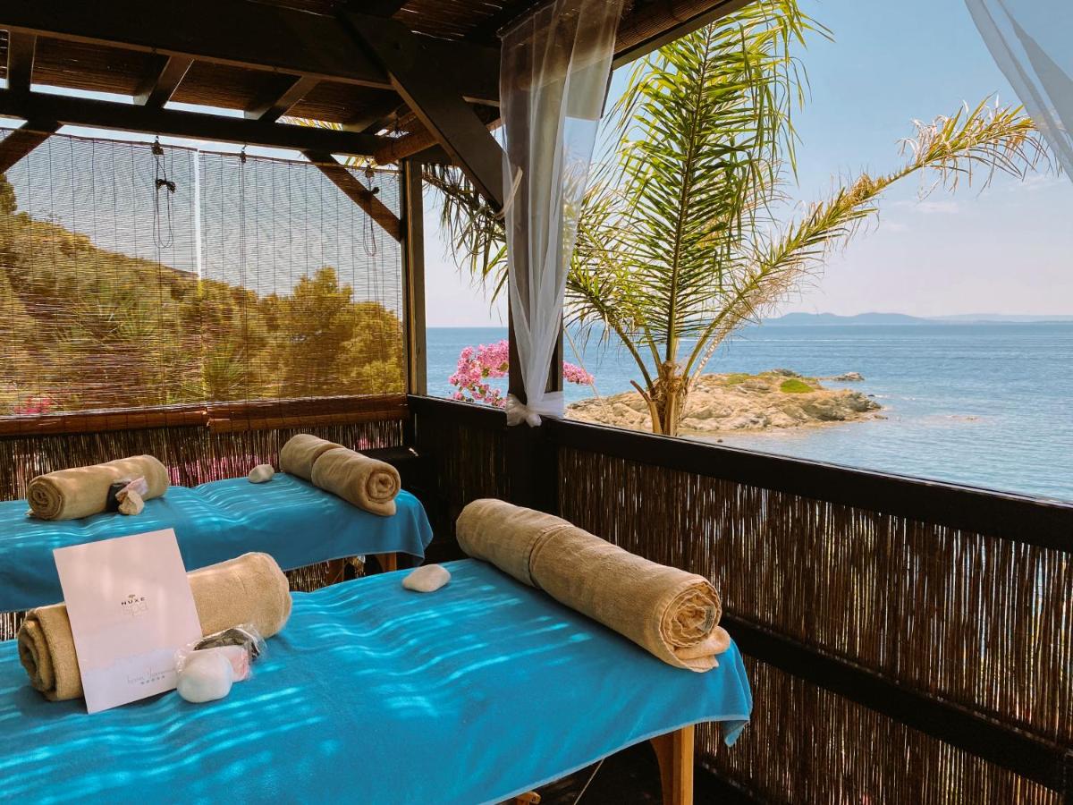 Dos mesas azules en una habitación con vista al mar. en Hotel Vistabella, en Roses