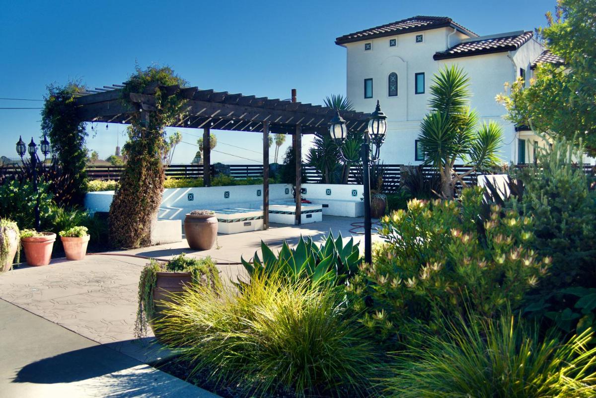 Casablanca Inn on The Beach - Housity
