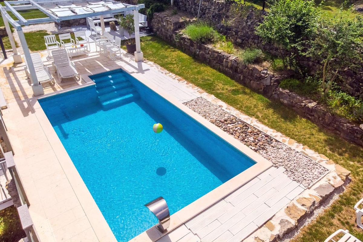 Vacation location Oblik Season 2023 for Villa Oblik eng Shape 10 year anniversary of continuous improvement in the accommodation pleasure with all satisfied guests - Housity