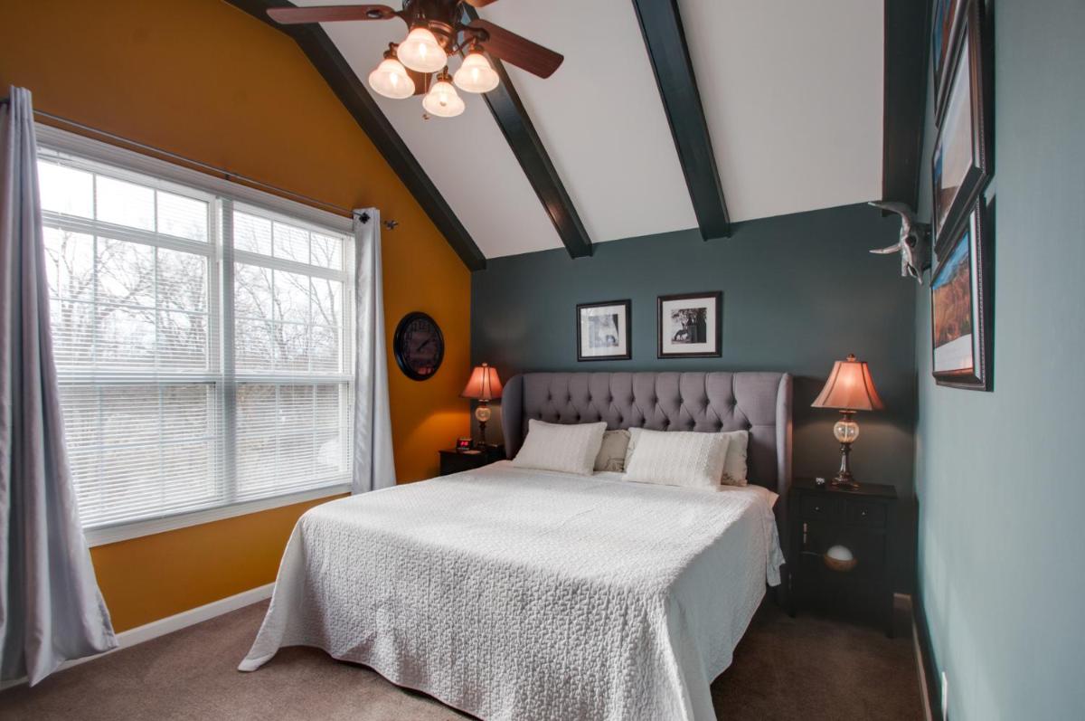 Vacation Home 5 Mins to Down Town 2 Bedrooms 2 Baths Garden Area Hot Tub - Housity