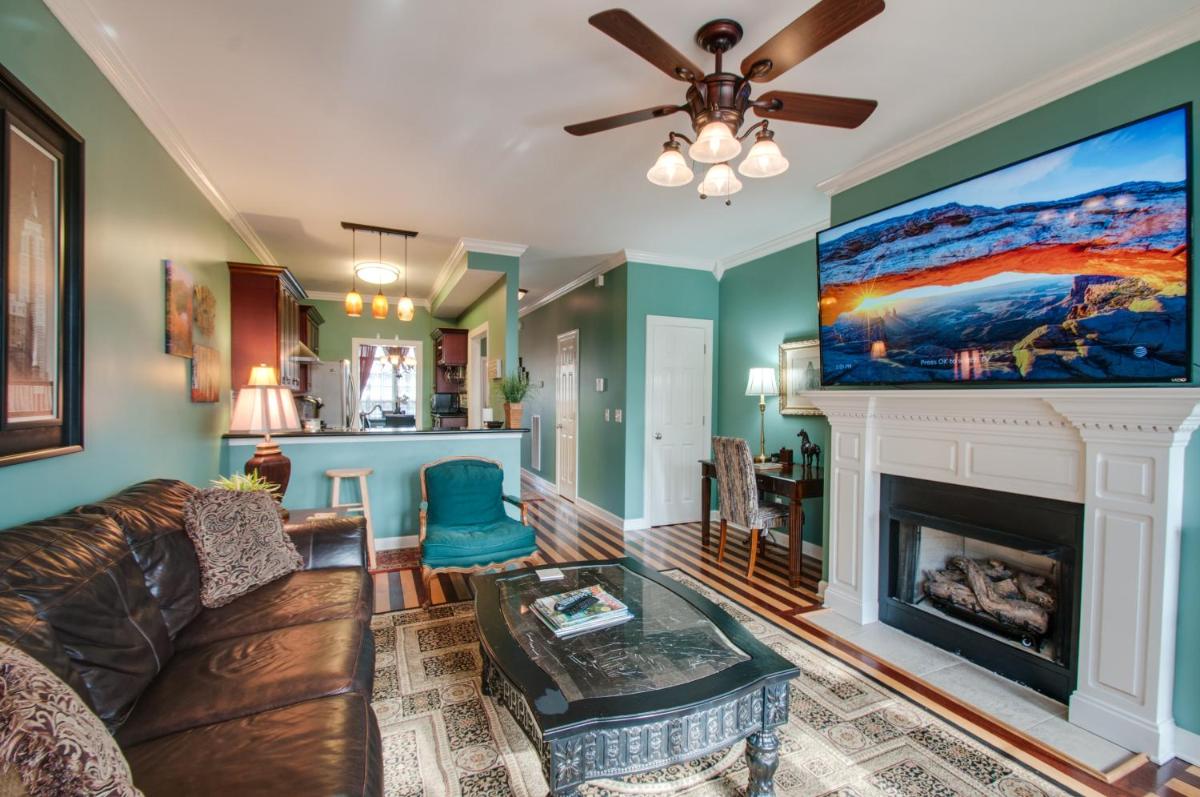 Suitetrails - Vacation Home 5 Mins to Down Town 2 Bedrooms 2 Baths Garden Area Hot Tub