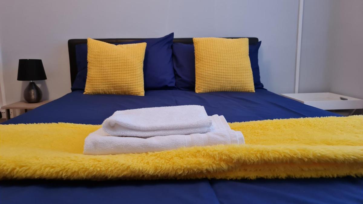 J BOOK NOW, Spacious 5 Bed Sleeps 9 Long Stays Workers & Families by Your Night Inn Group - Housity