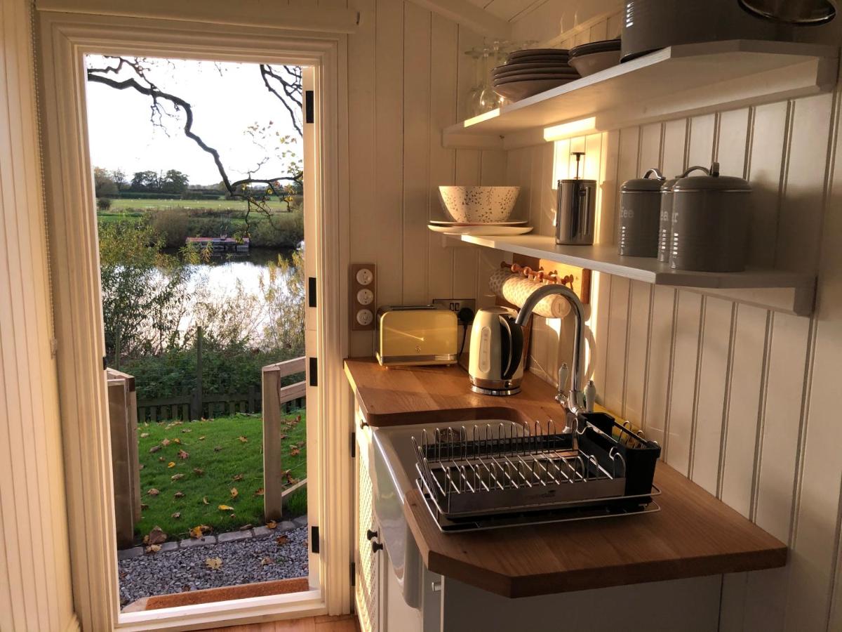 The Hut by the River - Housity