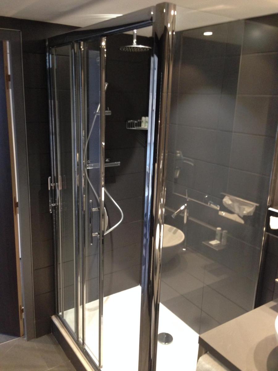 Salle de bains dans l'établissement Holiday Inn Dijon Toison D'or by IHG