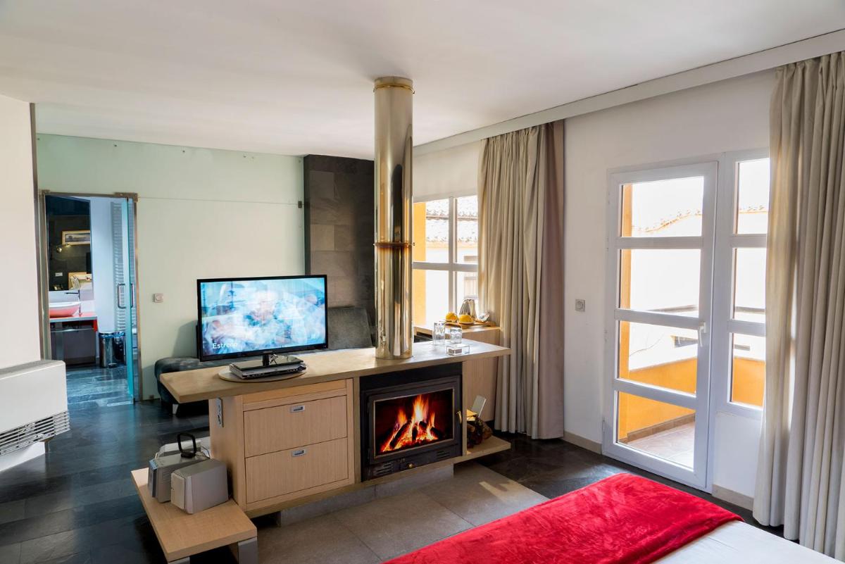 Una televisión o centro de entretenimiento en Hotel Spa La Casa del Rector Almagro