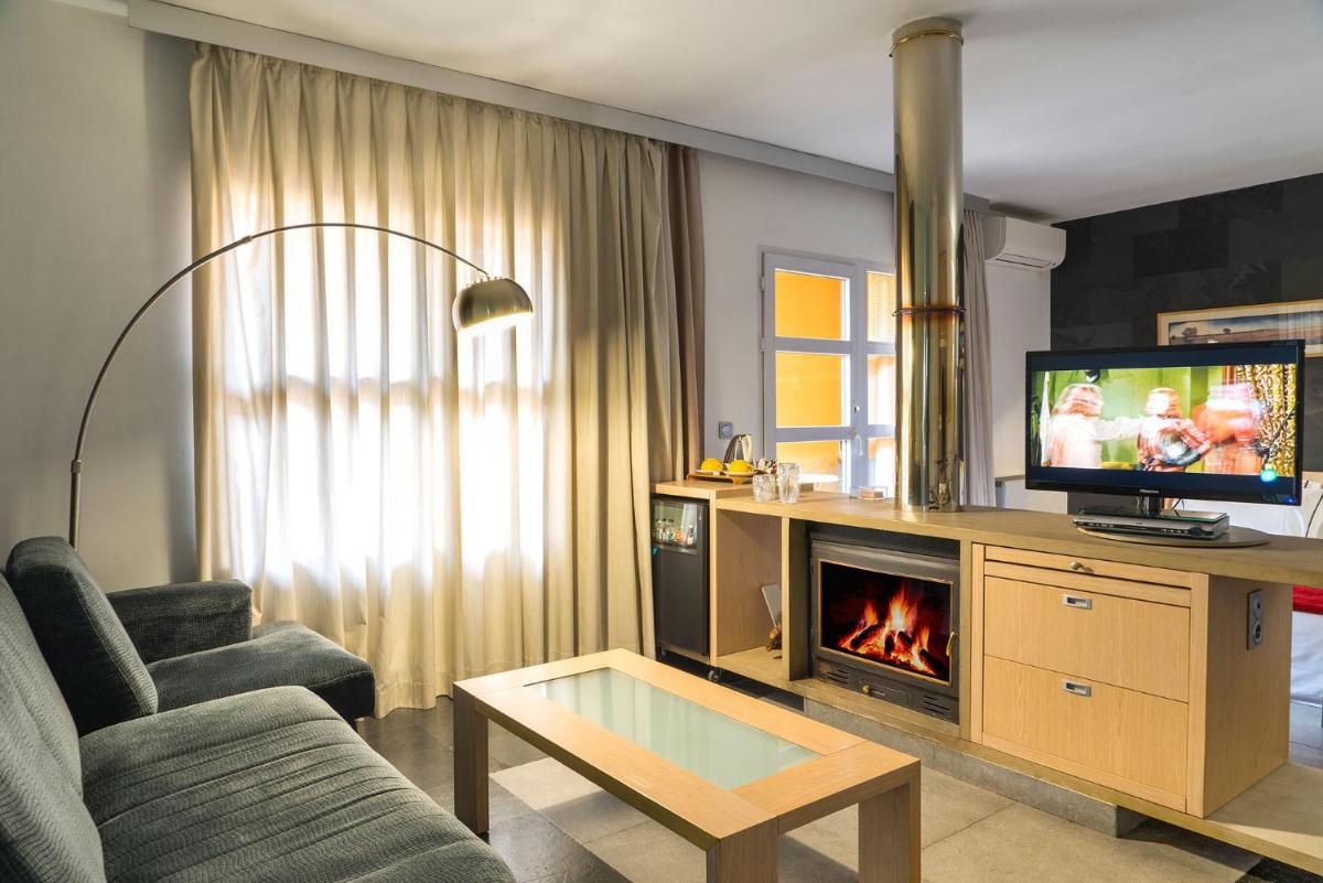 Una televisión o centro de entretenimiento en Hotel Spa La Casa del Rector Almagro